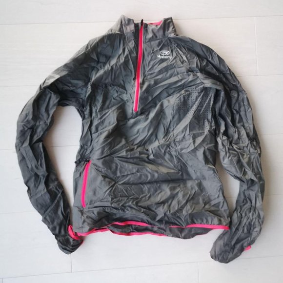 Like new Packable windbreaker in pocket running jacket xs - Picture 8 of 8